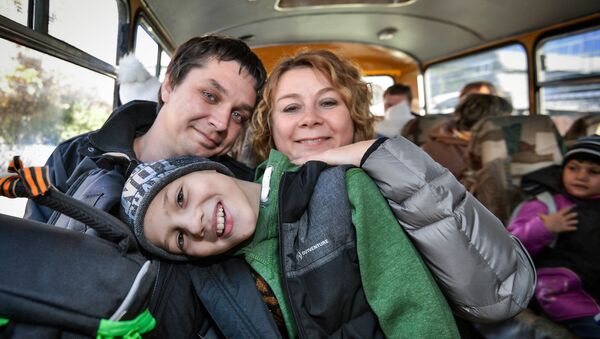 Roditeli s usinovlennim malchikom v salone avtobusa - Sputnik O‘zbekiston