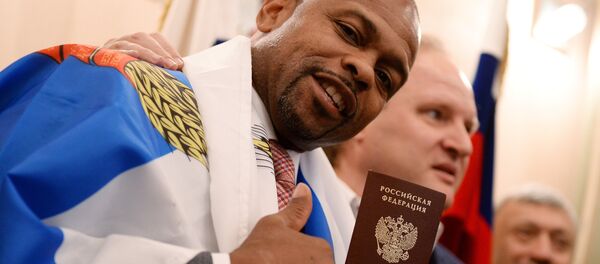 Боксер Рой Джонс получил российский паспорт Боксер Рой Джонс получил российский паспорт - Sputnik Ўзбекистон