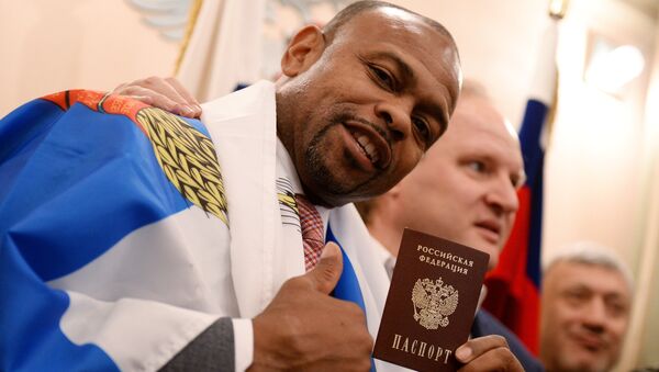 Боксер Рой Джонс получил российский паспорт - Sputnik Узбекистан