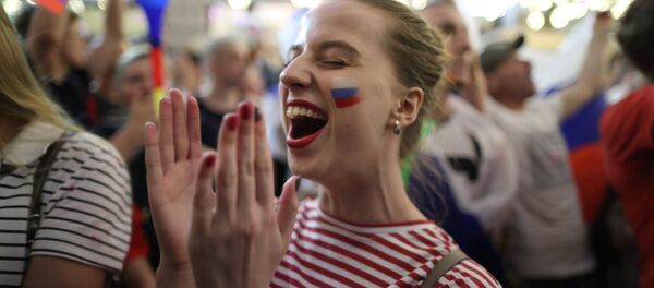 Болельщики сборной России радуются победе в матче группового этапа чемпионата мира по футболу между сборными России и Египта на Никольской улице в Москве Болельщики сборной России радуются победе в матче группового этапа чемпионата мира по футболу между сборными России и Египта на Никольской улице в Москве - Sputnik Узбекистан