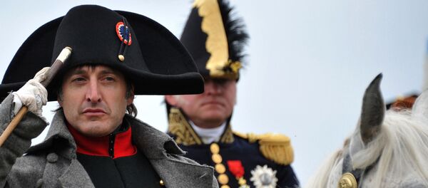 Американский актер Марк Шнайдер в роли Наполеона участвует в реконструкции Бородинского сражения Американский актер Марк Шнайдер в роли Наполеона участвует в реконструкции Бородинского сражения - Sputnik Узбекистан