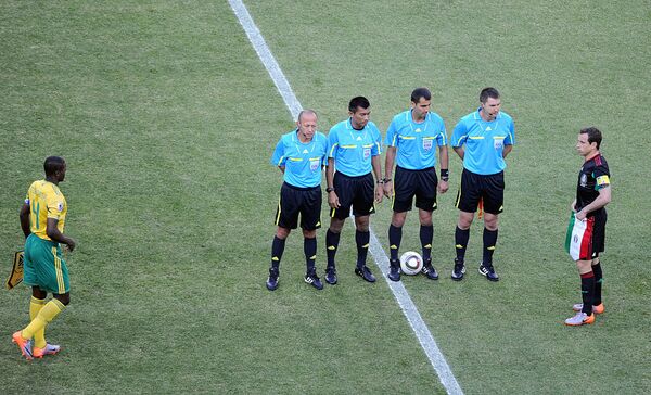 Равшан Ирматов в составе бригады судей в матче первого тура чемпионата мира  2010 года между командами ЮАР и Мексики - Sputnik Узбекистан