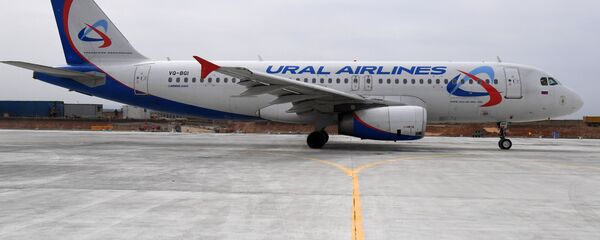 Самолет авиакомпании Уральские авиалинии Самолет авиакомпании Уральские авиалинии - Sputnik Ўзбекистон