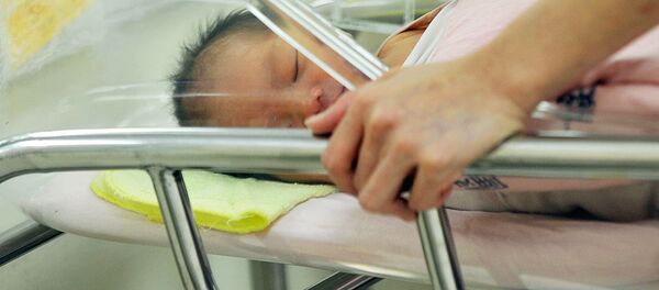 Новорожденный ребенок Новорожденный ребенок - Sputnik Ўзбекистон