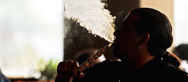 Мужчина курит кальян - Sputnik Ўзбекистон