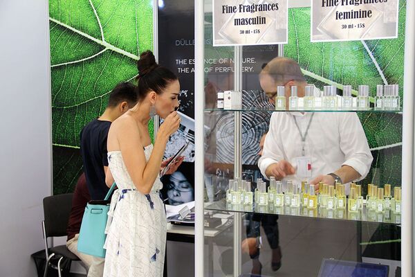 Девушка выбирает парфюм на выставке красоты в Ташкенте - Sputnik Узбекистан