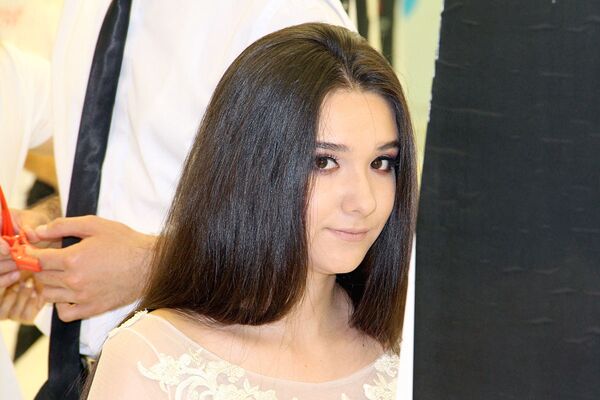 Девушка делает прическу на выставке красоты в Ташкенте - Sputnik Узбекистан