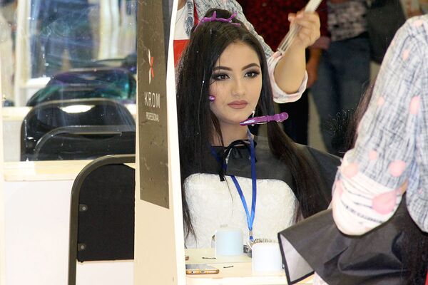 Участница мастер-класса по укладке волос на выставке красоты в Ташкенте - Sputnik Узбекистан