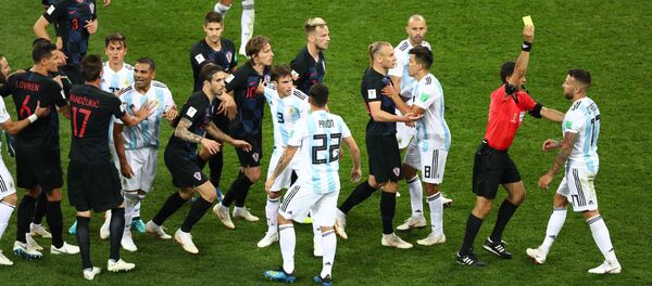 Равшан Ирматов успокаивает футболистов сборных Хорватии и Аргентины в матче ЧМ-2018 Равшан Ирматов успокаивает футболистов сборных Хорватии и Аргентины в матче ЧМ-2018 - Sputnik Ўзбекистон