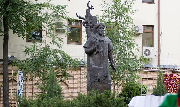 Памятник Алишеру Навои возле здания посольства Узбекистана в Москве. - Sputnik Узбекистан