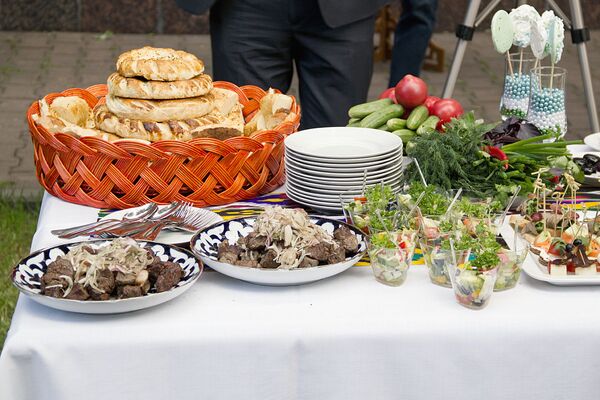 Шедевры узбекской кухни для гостей вечера на столе, накрытом в посольстве Узбекистана. - Sputnik Узбекистан