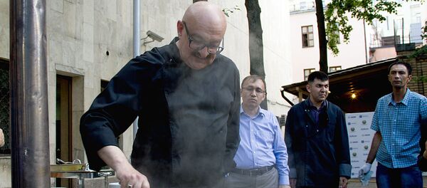 Сталик Ханкишиев во время приготовления плова Сталик Ханкишиев во время приготовления плова - Sputnik Узбекистан