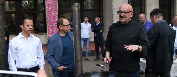 Сталик Ханкишиев провел мастер-класс по приготовлению плова Сталик Ханкишиев провел мастер-класс по приготовлению плова - Sputnik Ўзбекистон