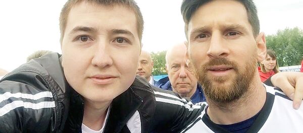 Узбекский болельщик Техрон Тургунов с футболистом Лионелем Месси - Sputnik Узбекистан