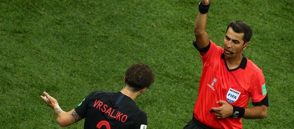 Шиме Врсалько (Хорватия) и главный судья Равшан Ирматов (Узбекистан) в матче группового этапа чемпионата мира по футболу между сборными Аргентины и Хорватии - Sputnik Узбекистан