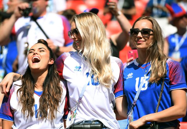 Болельщицы сборной Исландии во время матча группового этапа чемпионата мира по футболу FIFA-2018 между сборными Аргентины и Исландии - Sputnik Узбекистан