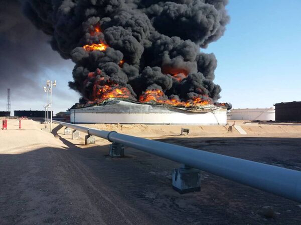 Резервуар для хранения нефти горит на терминале Рас Лануф, Ливия - Sputnik Узбекистан