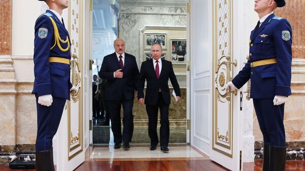 Prezident RF Vladimir Putin i prezident Belorussii Aleksandr Lukashenko pered nachalom zasedaniya Visshego Gosudarstvennogo Soveta Soyuznogo gosudarstva v Minske - Sputnik O‘zbekiston