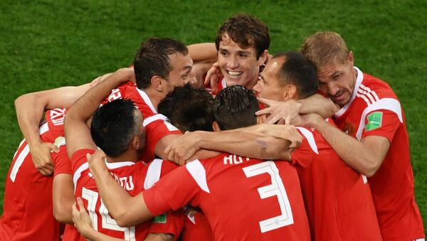 Игроки сборной России радуются забитому голу в матче группового этапа чемпионата мира по футболу между сборными России и Египта - Sputnik Узбекистан