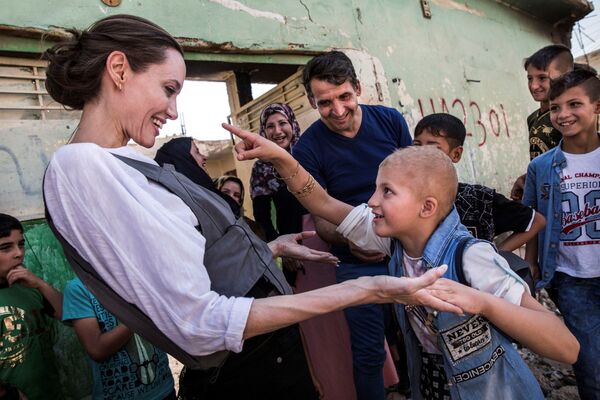 Актриса и посол доброй воли ООН Анджелина Джоли и 8-летний Фалак во время их встречи в Мосуле, Ирак - Sputnik Узбекистан