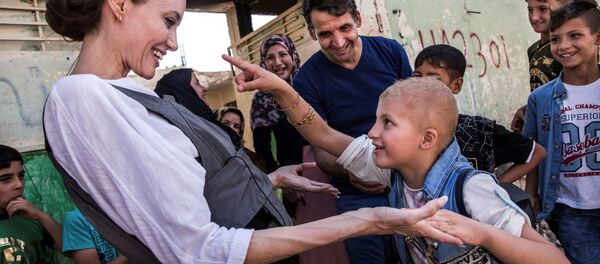 Актриса и посол доброй воли ООН Анджелина Джоли и 8-летний Фалак во время их встречи в Мосуле, Ирак - Sputnik Узбекистан