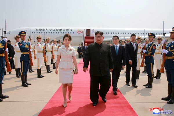 Лидер КНДР Ким Чен Ын с супругой Ли Соль Чжу во время визита в Китай - Sputnik Узбекистан