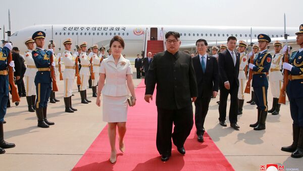 Lider KNDR Kim Chen In s suprugoy Li Sol Chju vo vremya vizita v Kitay  - Sputnik O‘zbekiston
