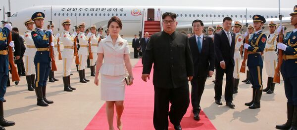 Lider KNDR Kim Chen In s suprugoy Li Sol Chju vo vremya vizita v Kitay  - Sputnik O‘zbekiston