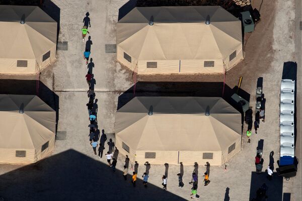 Дети-иммигранты, отделенные от родителей, в палаточном лагере на границе с Мексикой, штат Техас - Sputnik Узбекистан