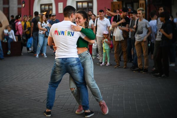 Пара туристов танцует на улице в Казани - Sputnik Узбекистан