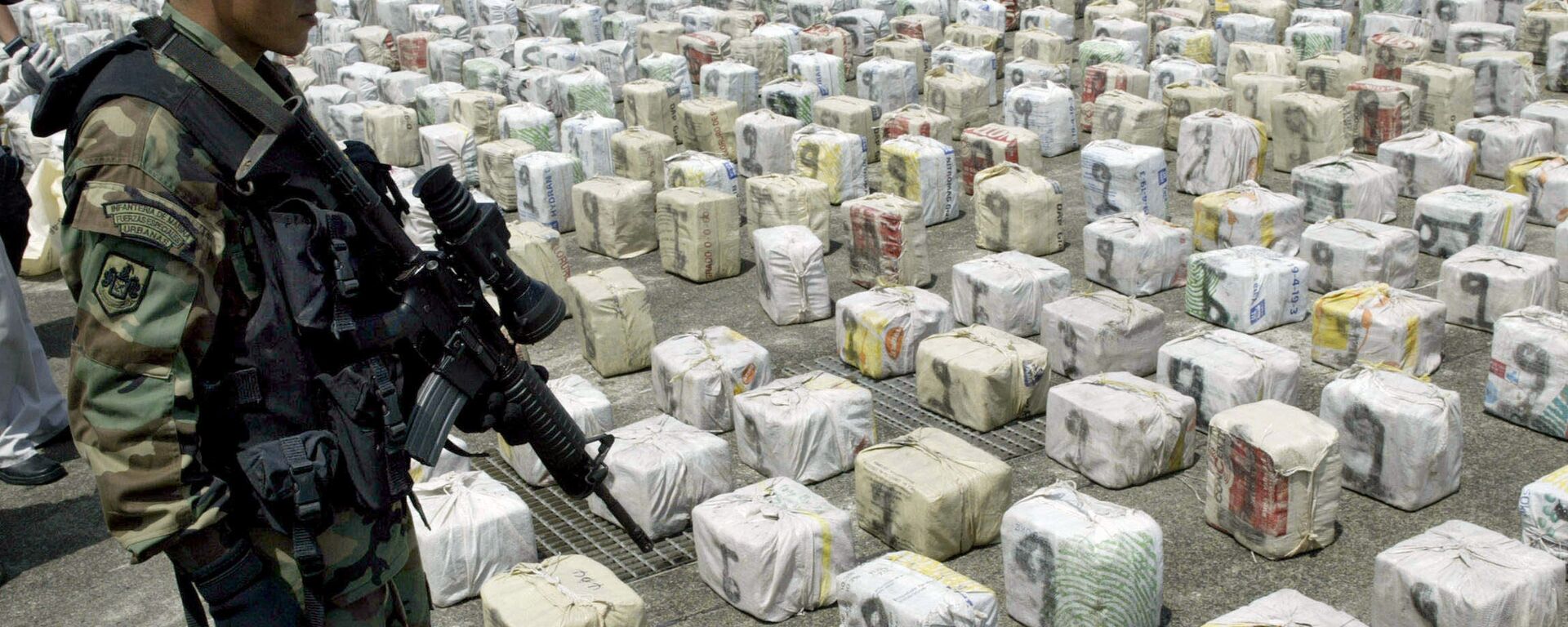 A Colombian soldier custodies packages of cocaine 01 May, 2007, in Bahia Malaga, department of Valle del Cauca, Colombia. - Sputnik Ўзбекистон, 1920, 05.09.2025