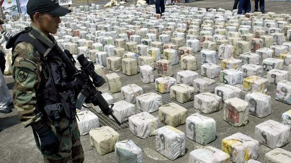 A Colombian soldier custodies packages of cocaine 01 May, 2007, in Bahia Malaga, department of Valle del Cauca, Colombia. - Sputnik Ўзбекистон