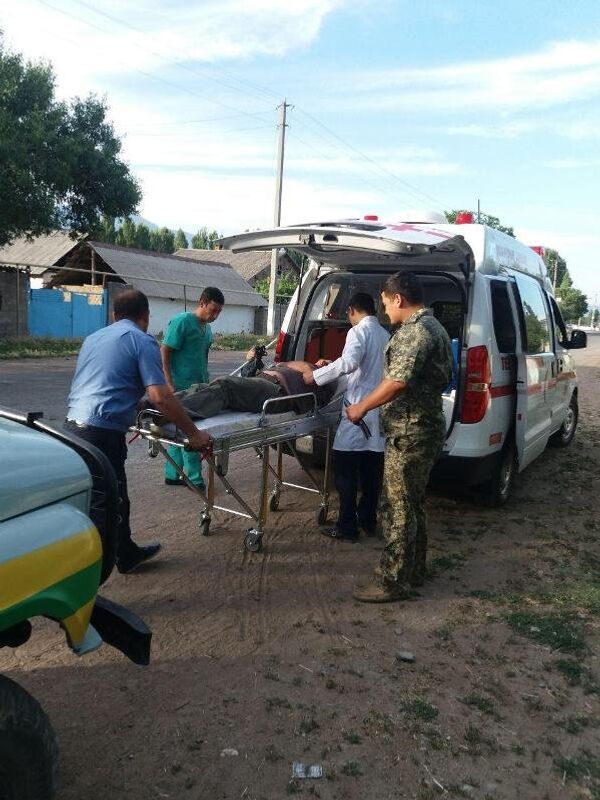 В Ташобласти спасатели вызволили мужчину, который поранил ногу в горах - Sputnik Узбекистан