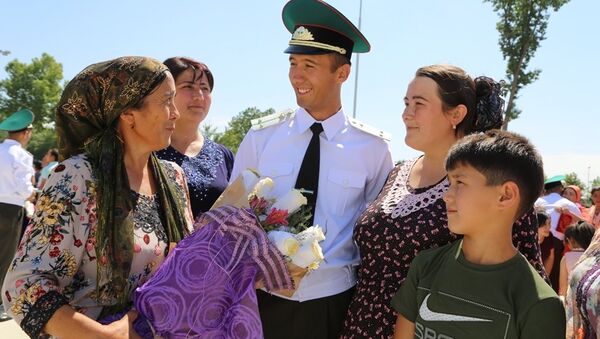 В Министерстве обороны прошли торжества по случаю выпуска лейтенантов - Sputnik Узбекистан
