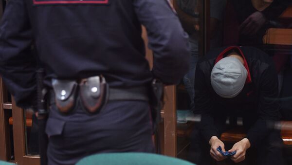 Обвиняемый (справа) по делу о теракте в метро Санкт-Петербурга на заседании Мосгорсуда - Sputnik Узбекистан