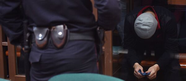 Обвиняемый (справа) по делу о теракте в метро Санкт-Петербурга на заседании Мосгорсуда - Sputnik Узбекистан