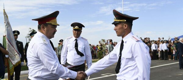 Генерал-майор Абдусалом Азизов вручил грудные знаки курсантам Генерал-майор Абдусалом Азизов вручил грудные знаки курсантам - Sputnik Ўзбекистон