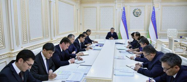 Президент Узбекистана Шавкат Мирзиёев на совещании - Sputnik Узбекистан