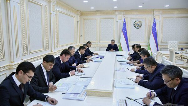 Президент Узбекистана Шавкат Мирзиёев на совещании - Sputnik Узбекистан