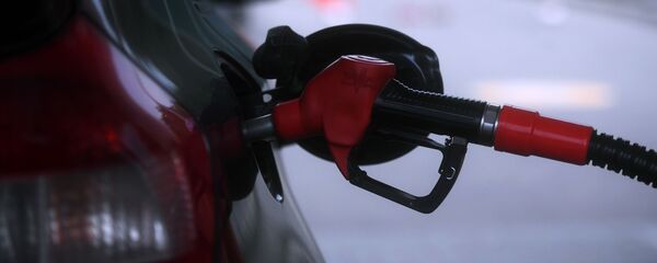 Заправка автомобиля на одной из автозаправочных станций. - Sputnik Ўзбекистон