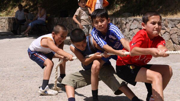 Дети участвуют в перетягивании каната - Sputnik Узбекистан