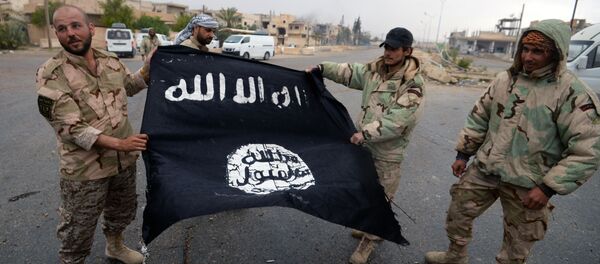 Boysi otrada narodnogo opolcheniya Sokoli pustini demonstriruyut flag zapreshennoy v RF IGIL. - Sputnik O‘zbekiston