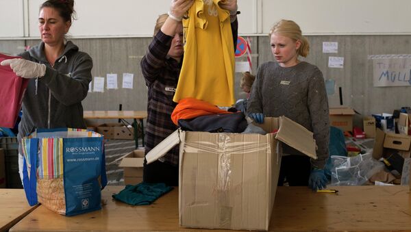 Волонтеры сортируют и упаковывают вещи - Sputnik Ўзбекистон