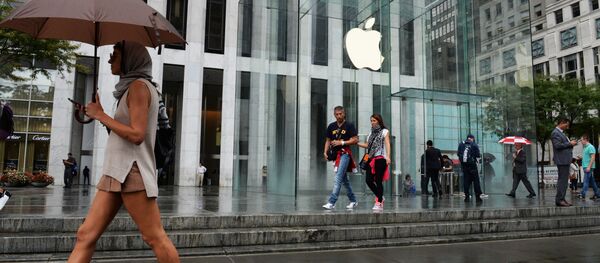 Фирменный магазин Apple на 5-й авеню в Нью-Йорке. Фирменный магазин Apple на 5-й авеню в Нью-Йорке. - Sputnik Ўзбекистон