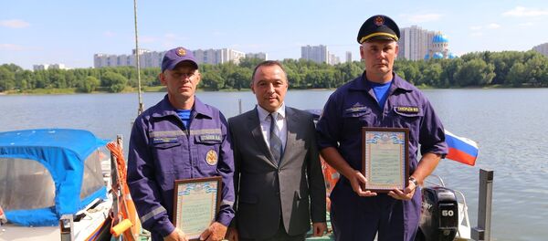 Консул Республики Узбекистан поблагодарил спасателей на воде Консул Республики Узбекистан поблагодарил спасателей на воде - Sputnik Узбекистан