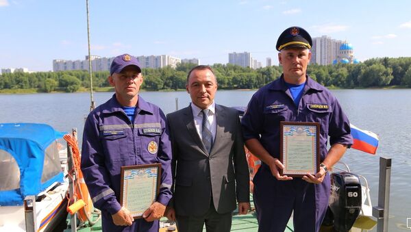 Консул Республики Узбекистан поблагодарил спасателей на воде - Sputnik Узбекистан