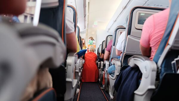 Passajiri i bortprovodnitsa v samolete aviakompanii Aeroflot vo vremya poleta. - Sputnik O‘zbekiston