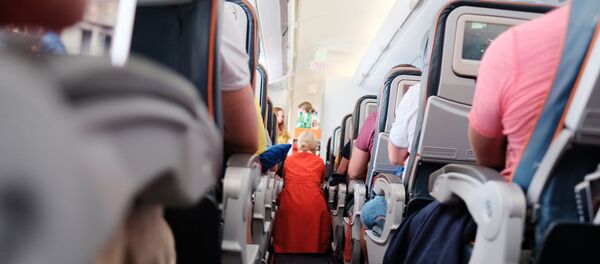 Пассажиры и бортпроводница в самолете авиакомпании Аэрофлот во время полета. Пассажиры и бортпроводница в самолете авиакомпании Аэрофлот во время полета. - Sputnik Ўзбекистон