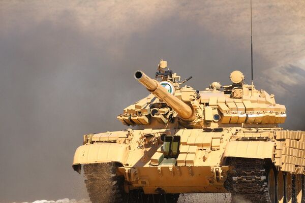 Броня крепка и танки быстры: узбекские военные устроили состязания в Чирчике - Sputnik Узбекистан