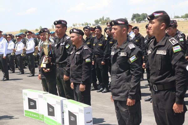 Броня крепка и танки быстры: узбекские военные устроили состязания в Чирчике - Sputnik Узбекистан